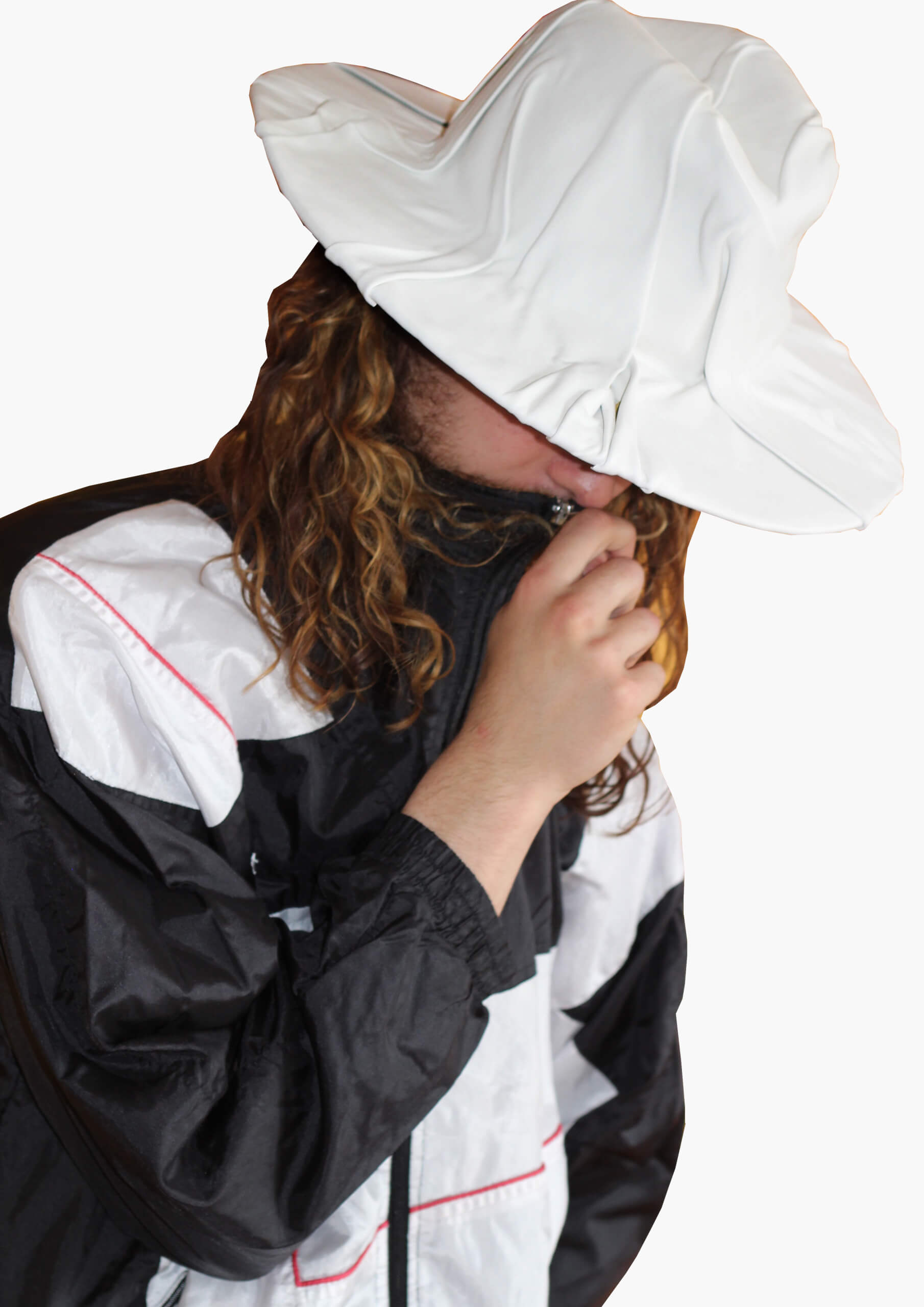 SAVANNAH is a HIZUME’s white drape trilby hat by leather for SS20. SAVANNAH est un chapeau drapé blanc de HiZUME en cuir. 白色（ホワイト）のレザーによるドレープハット