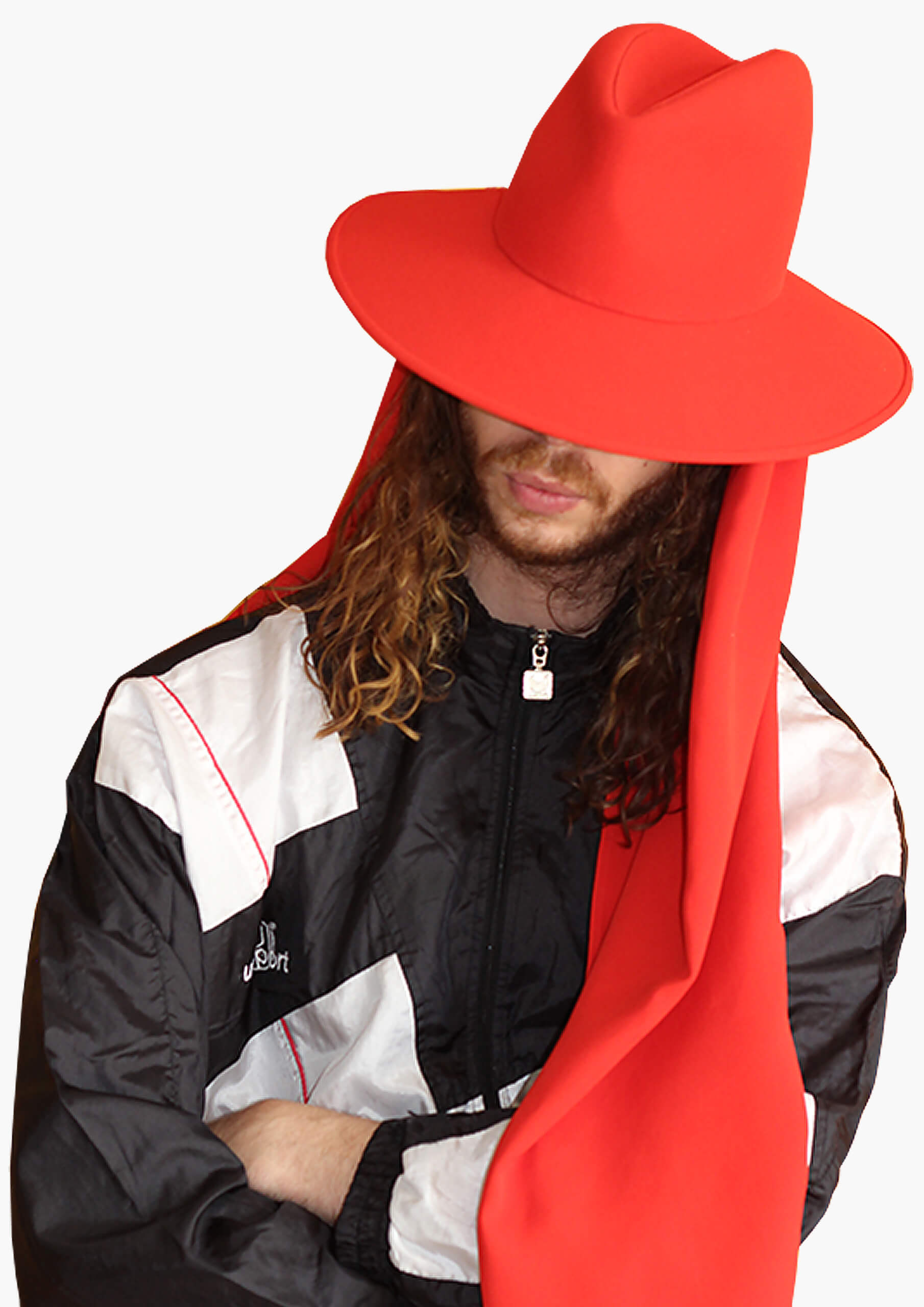 HUGO is a HIZUME’s red scarf hat by silk for SS20. HUGO est un chapeau rouge de HiZUME couture en soie. 赤色（レッド）のシルクのスカーフ付きハット
