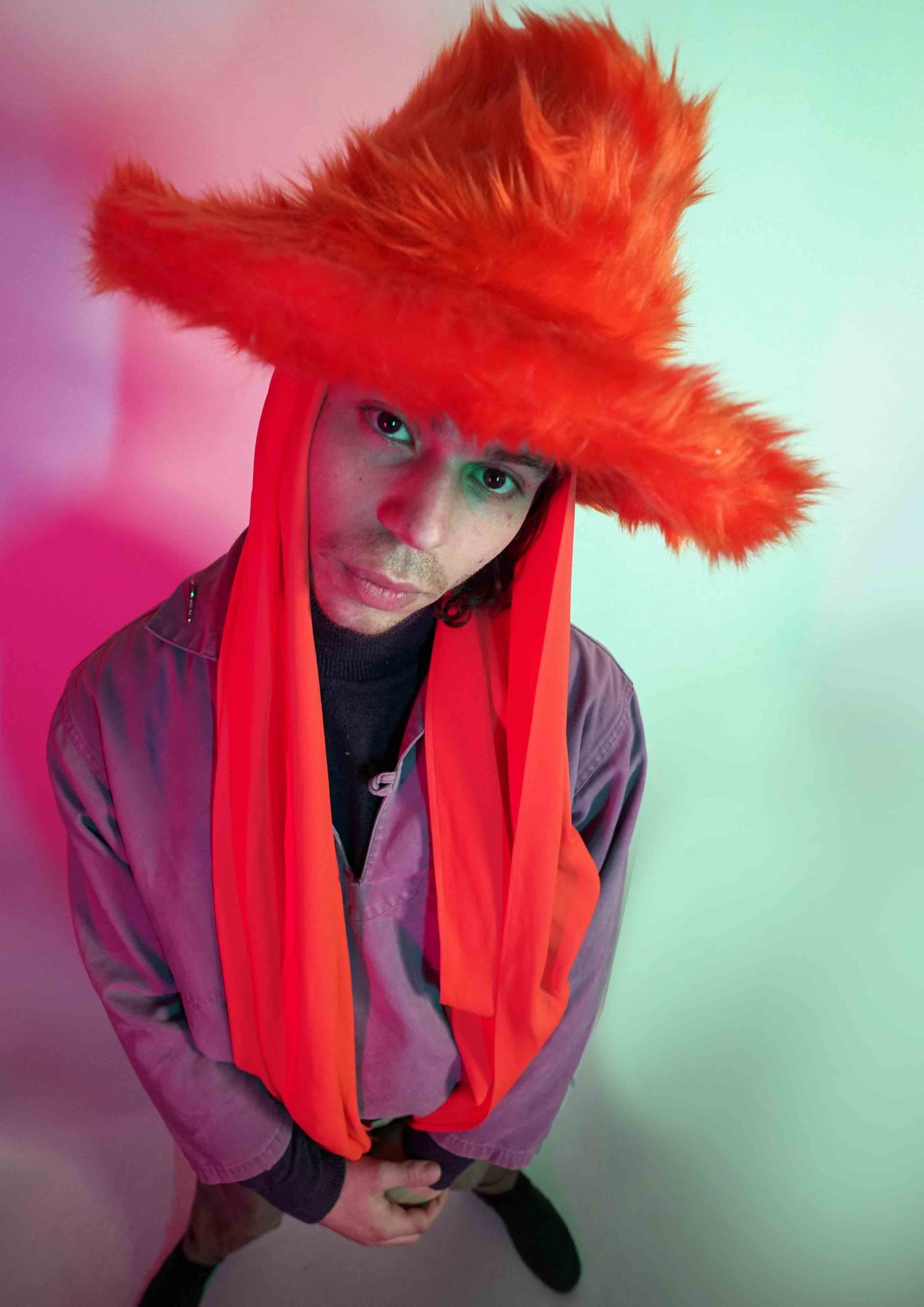 Tangerine Dream is a HIZUME’s red scarf hat by faux fur for FW21. C'est  une chapeau rouge de HiZUME couture en faux fourrure. 赤色（レッド）のスカーフハット