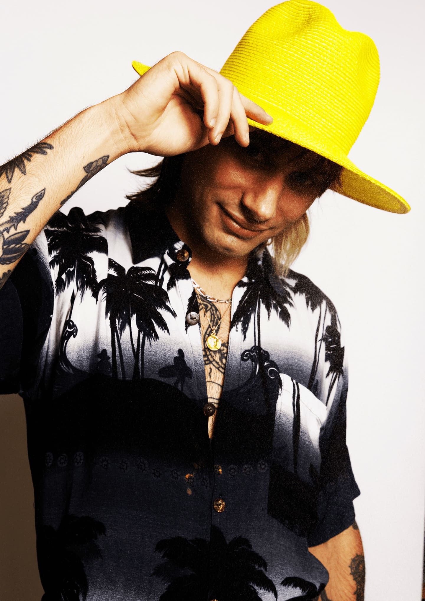 LINO is a HIZUME’s yellow trilby hat by straw for SS21. LINO est un chapeau jaune de HiZUME en paille. 黄色（イエロー）のハット（ボルサリーノ）